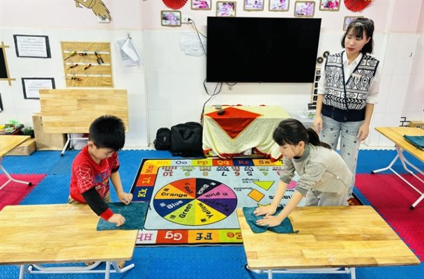 Children at Liên Châu Preschool in Thanh Oai District, Hà Nội, clean their dining tables before lunch. — VNS Photos Khánh Dương