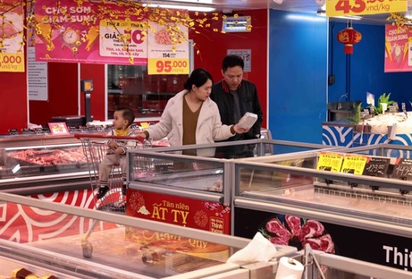 A family selects food together at a supermarket in Long Biên District, Hà Nội. — VNA/VNS Photo Trần Việt
