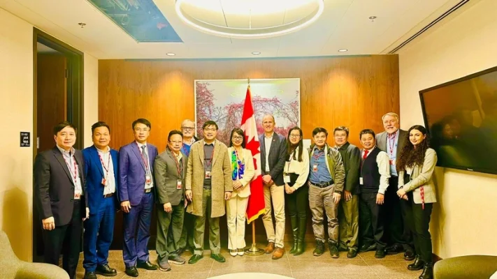 The Vietnamese delegation led by Mr. Nguyễn Văn Thuận (fifth from left) conducts a study tour to learn about Canadian practical experiences and approaches to food safety management.