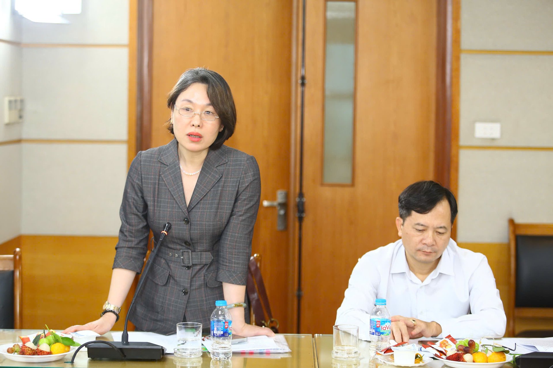 Ms. Nguyễn Thị Minh Hằng, Deputy Director of the Food Safety Department, Ministry of Health, contributing comments at the workshop. Photo: Khổng Chí.