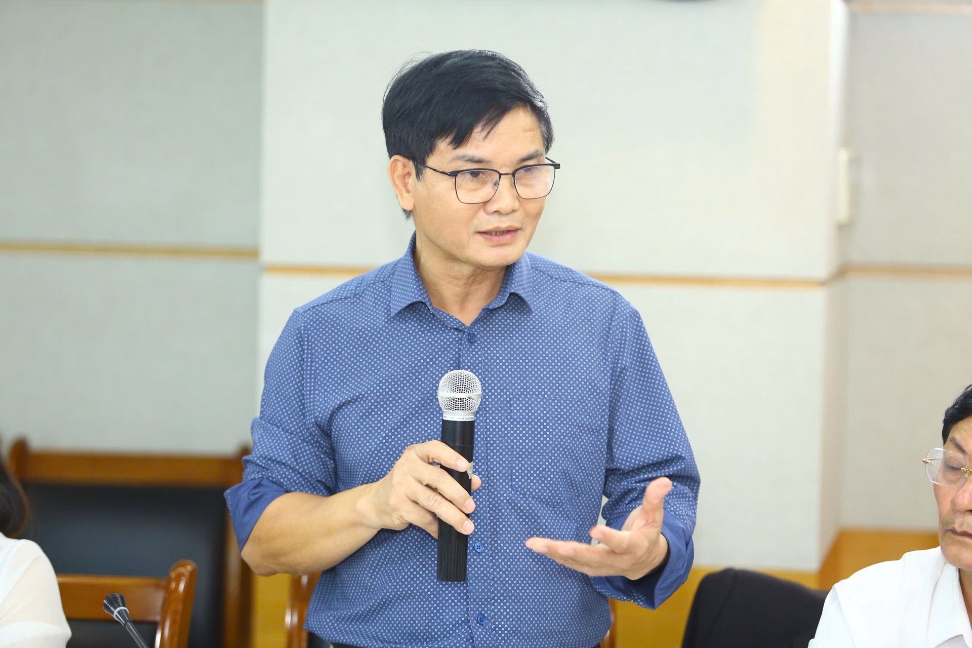 Mr. Đỗ Thành Lâm, Director of the SAFEGR food safety project, speaking at the workshop. Photo: Khổng Chí.