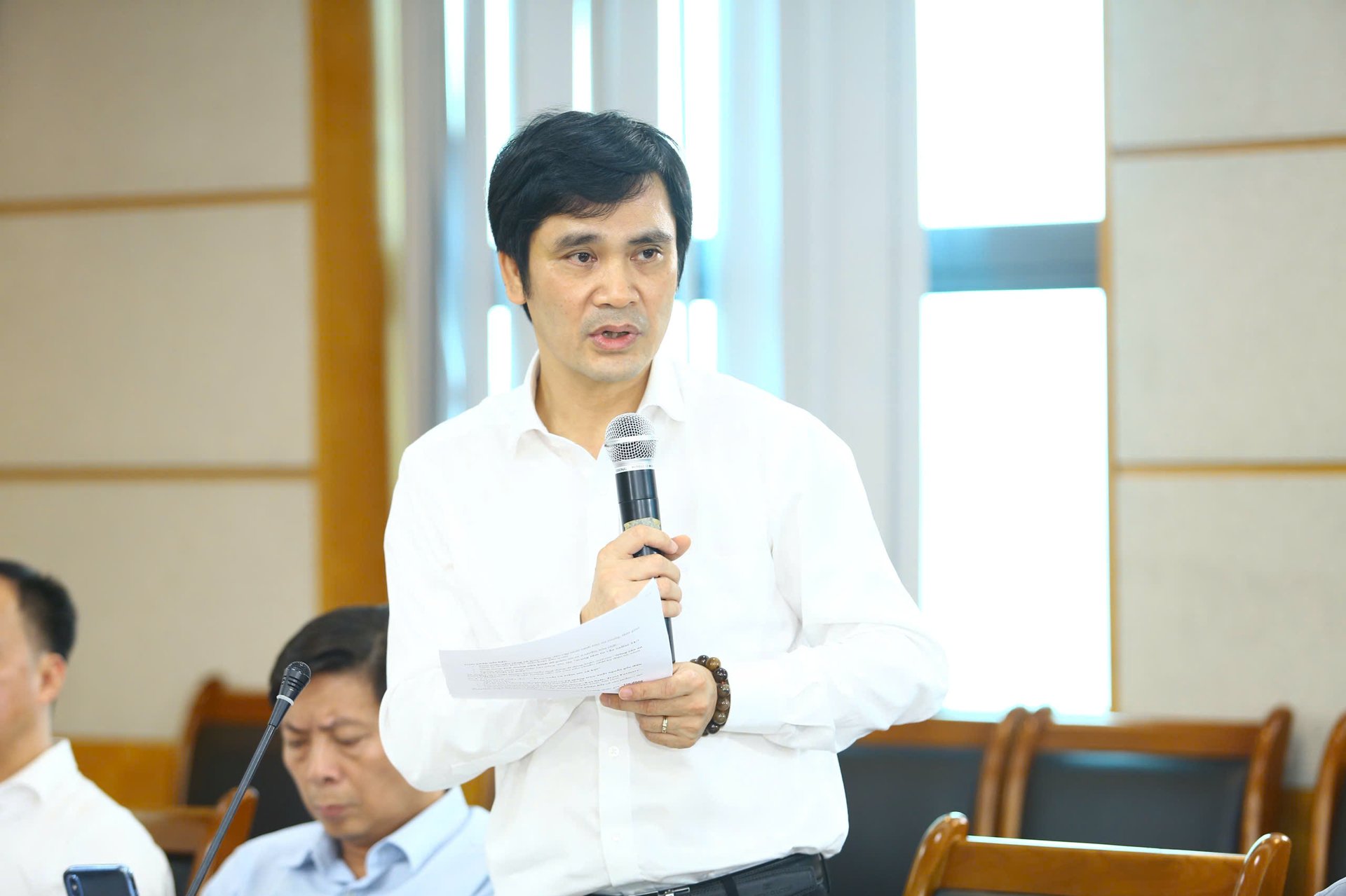 Dr. Trần Công Thắng, Director of the Institute of Policy and Strategy for Agriculture and Environment, offering his recommendations on developing concrete programs and models under the proposal. Photo: Khổng Chí.