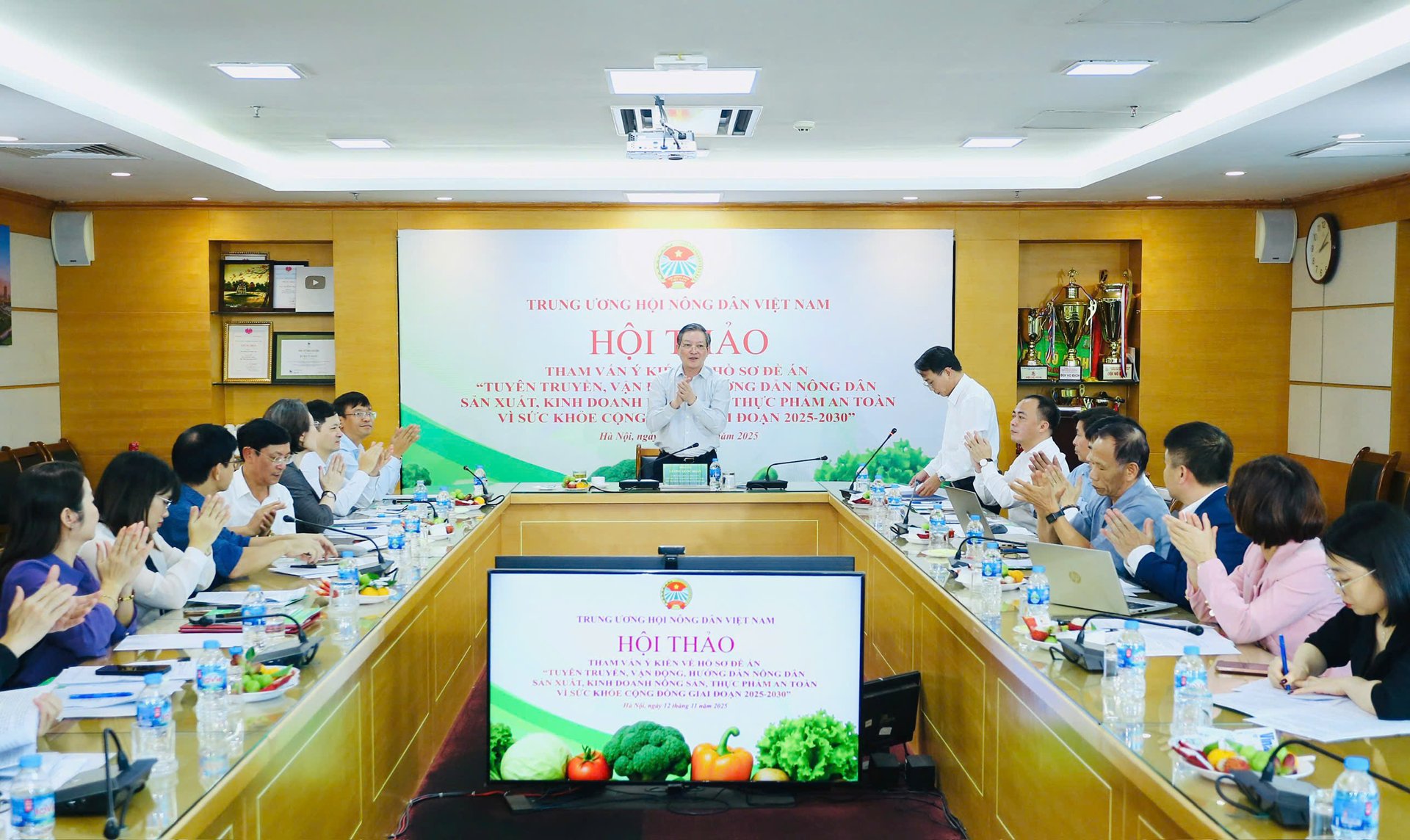 Panoramic view of the consultation workshop on the proposal dossier “Communication, mobilization, and guidance for farmers to produce and trade safe agricultural and food products for community health during the period 2025 to 2030” organized by the Vietnam Farmers’ Union Central Committee on the afternoon of November 12. Photo: Khổng Chí.