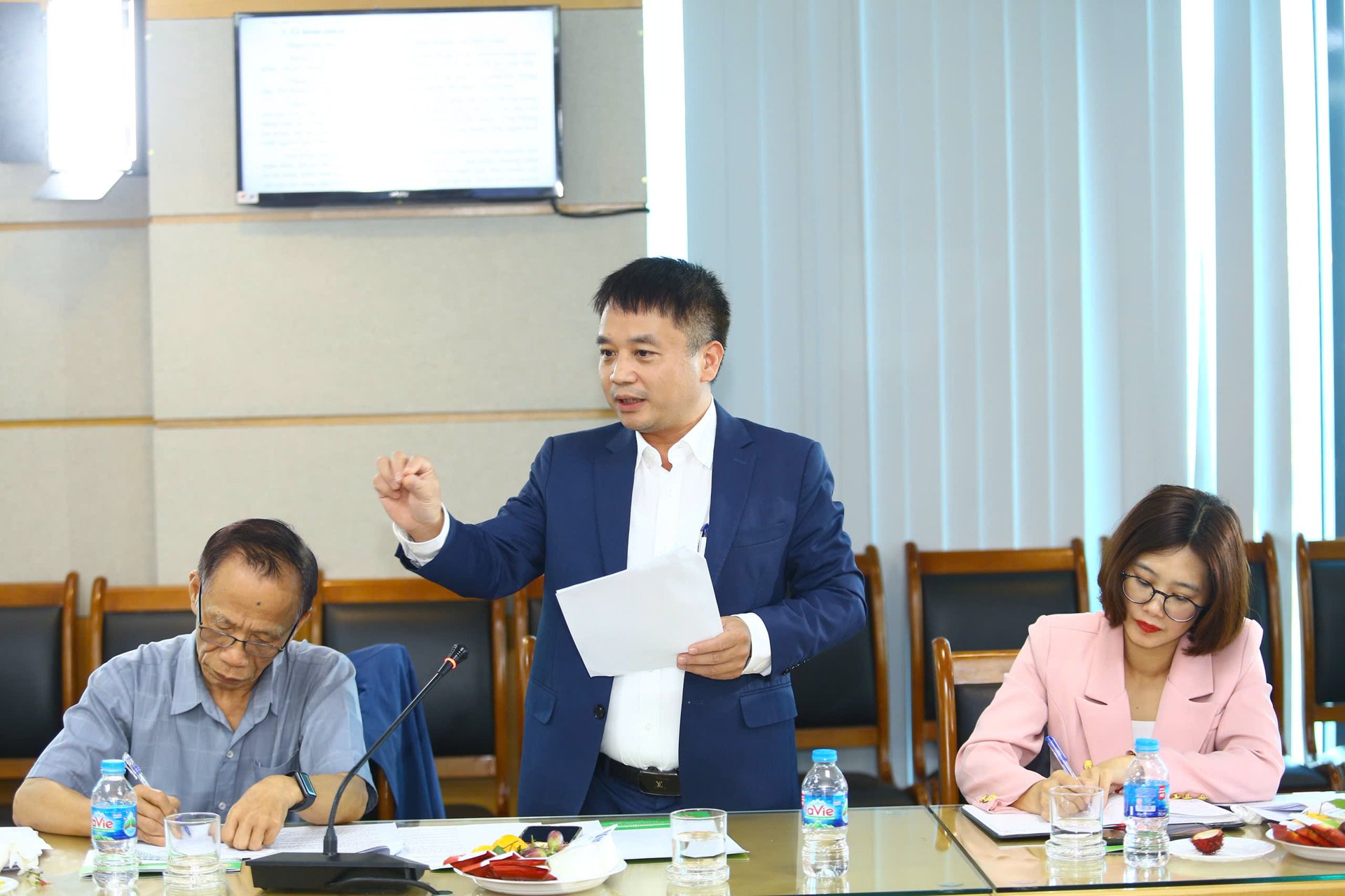Mr. Nguyễn Tiến Định, representative of the Department of Cooperative Economy and Rural Development, Ministry of Agriculture and Environment, sharing his remarks at the workshop. Photo: Khổng Chí.